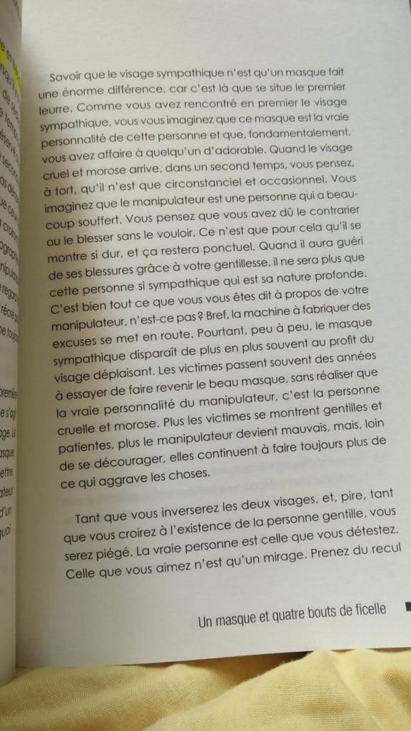 pourquoi trop penser rend manipulable masque