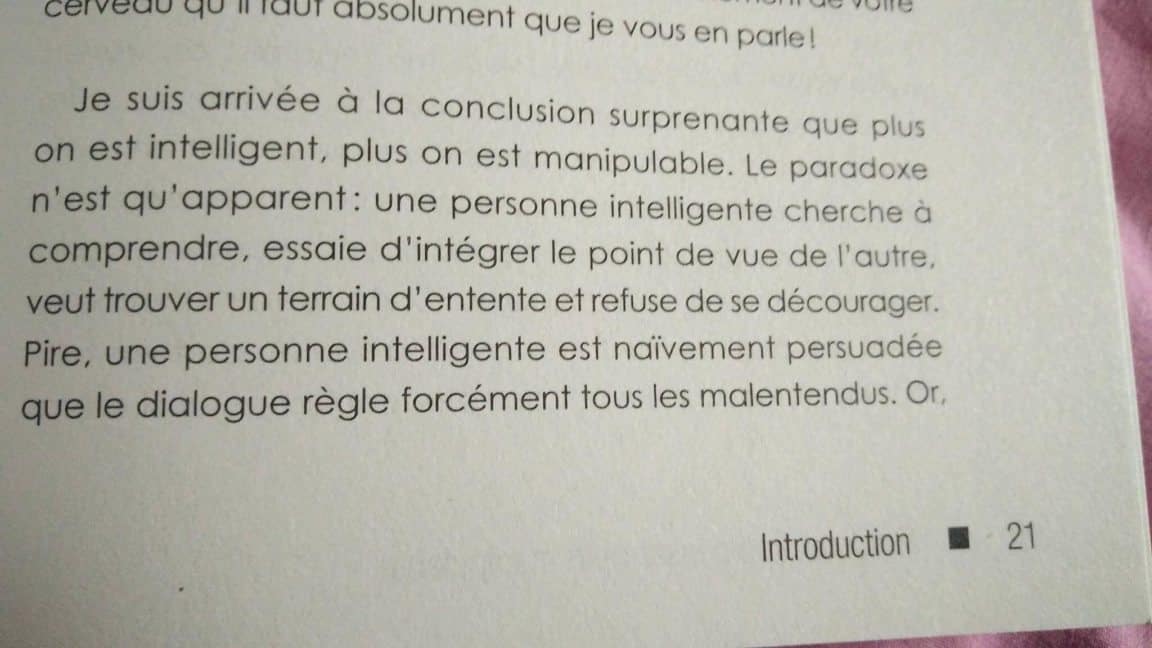 extrait livre pourquoi trop penser rend manipulable