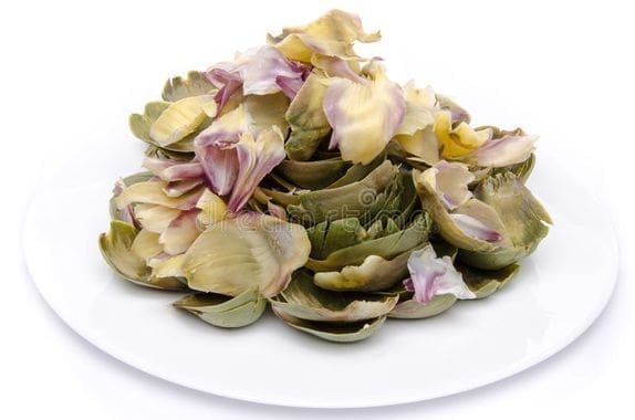 feuilles-d-artichaut-d-un-plat-41139153