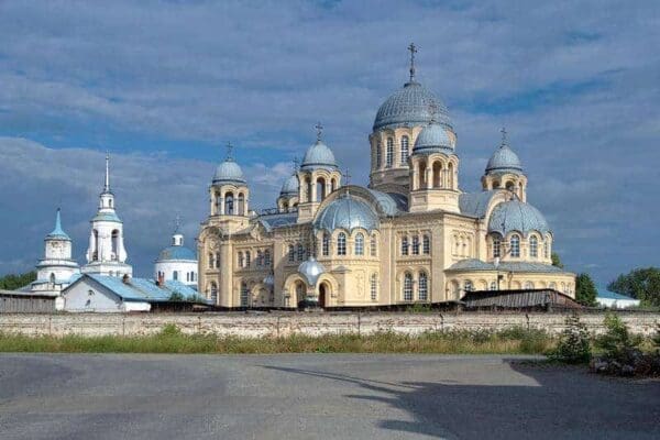 la-cathédrale-en-travers-sainte-dans-verkhoturye-russie-26053548